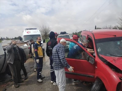 Hafif ticari ara&ccedil;la otomobilin &ccedil;arpıştığı kazada 3 kişi yaralandı