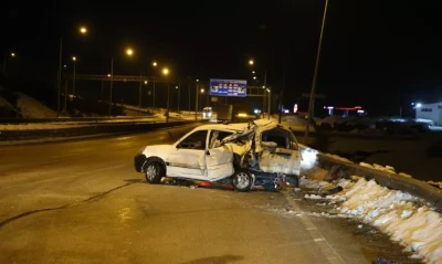 Hafif ticari ara&ccedil;la tırın &ccedil;arpıştığı kazada 2 kişi yaralandı