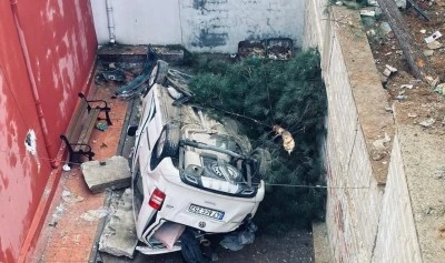 Hafif ticari ara&ccedil;taki 2 kişi yaralandı