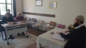 Hafız, g&ouml;rme engellilere Kur'an &ouml;ğretiyor