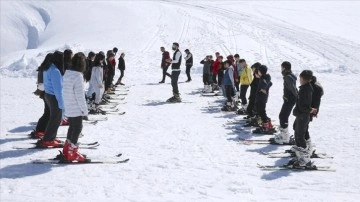 Hakkari'de &Ccedil;ocuklar Kayakla Buluşuyor