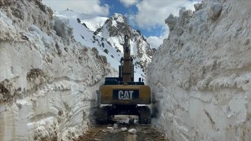 Hakkari'de nisanda da metrelerce karla mücadele