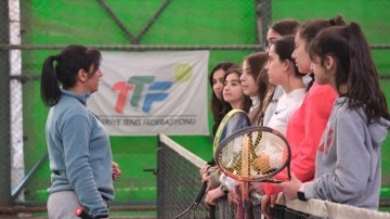 Hakkari'de Tenis Antren&ouml;r&uuml; Kadın, Gen&ccedil; Kızlara &Ouml;nc&uuml;l&uuml;k Ediyor