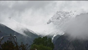Hakkari&rsquo;de y&uuml;ksek kesimler beyaza b&uuml;r&uuml;nd&uuml;