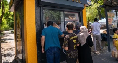 Halk Ekmek Fabrikası &uuml;retime ge&ccedil;ti, ilk ekmekler yurttaşlara &uuml;cretsiz dağıtıldı