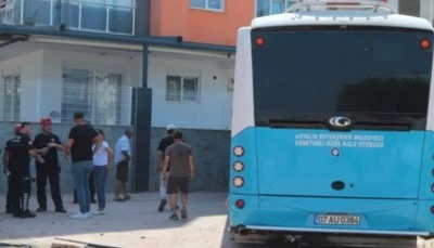 Halk otob&uuml;s&uuml; ile panelvanın karıştığı kazada 3 kişi yaralandı