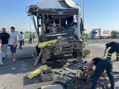  Halk otob&uuml;s&uuml; ile tırın &ccedil;arpıştığı kazada 10 kişi yaralandı