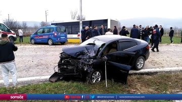 Halk otob&uuml;s&uuml;yle &ccedil;arpışan otomobilin s&uuml;r&uuml;c&uuml;s&uuml; &ouml;ld&uuml;