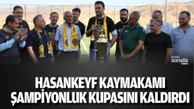 Hasankeyf Kaymakamı, şampiyonluk kupasını kaldırdı