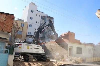 Hasarlı binaların yıkımı s&uuml;r&uuml;yor