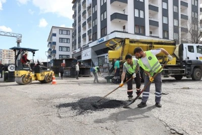 Hasarlı yollarda asfalt seferberliği