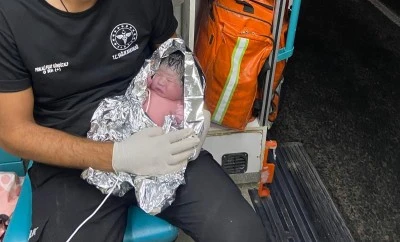 Hastane yolundaki hamile kadın ambulansta doğum yaptı