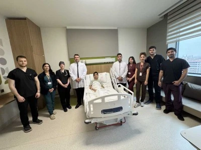 Hastanın uyluk b&ouml;lgesinden 3 kilogramlık kitle &ccedil;ıkarıldı