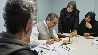Hat sanatına g&ouml;n&uuml;l veren imam, yeni hattatlar yetiştiriyor
