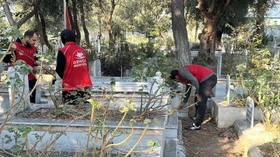 Hatay'da g&ouml;n&uuml;ll&uuml; gen&ccedil;ler mezarlık temizledi