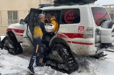 Havale ge&ccedil;iren bebek paletli ambulansla hastaneye ulaştırıldı