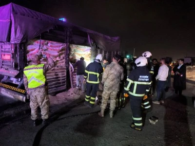 Hayvan yemi y&uuml;kl&uuml; tırın dorsesinde &ccedil;ıkan yangın s&ouml;nd&uuml;r&uuml;ld&uuml;