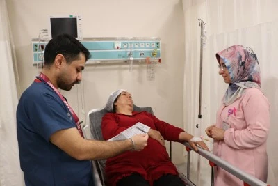 Hemşire anne ile doktor oğlu aynı hastanede g&ouml;rev yapıyor