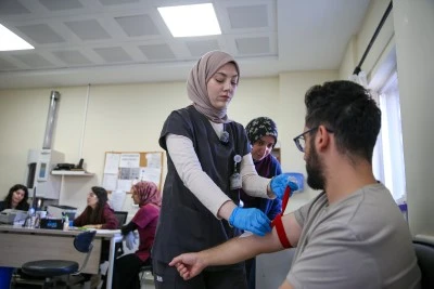 Hemşirelikten artakalan zamanını iyiliğe adıyor
