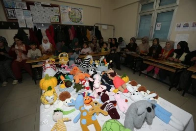 Hikaye kitaplarındaki karakterler annelerin elinde &ouml;rg&uuml; oyuncaklara d&ouml;n&uuml;ş&uuml;yor