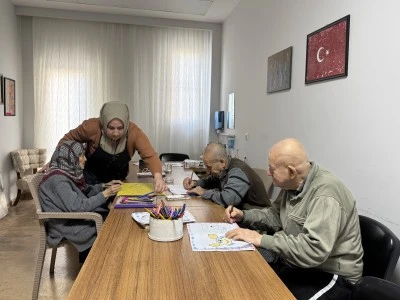 Huzurevinin depremzede &uuml;&ccedil;l&uuml;s&uuml; birbirinden ayrılmıyor