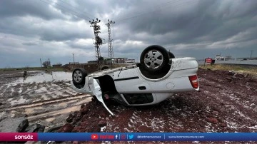 İarampole devrilen 2 otomobil s&uuml;r&uuml;c&uuml;s&uuml; yaralandı