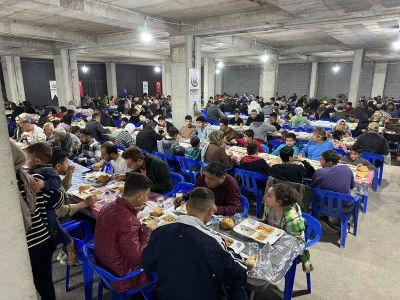 İftar &ccedil;adırına vatandaşlar ilgi g&ouml;steriyor