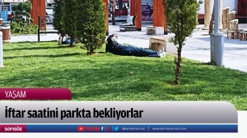 İftar saatini parkta bekliyorlar