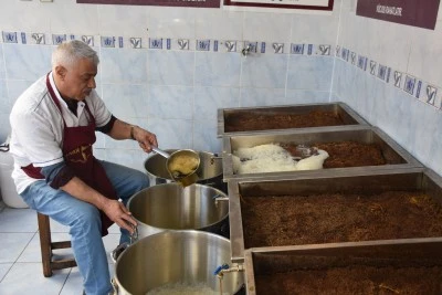 İftar sofralarının vazge&ccedil;ilmez i&ccedil;eceği "Meyan şerbeti"