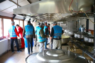 İftardaki yemekleri T&uuml;rk Kızılay Aşevi'nde h&uuml;k&uuml;ml&uuml;lerce hazırlanıyor