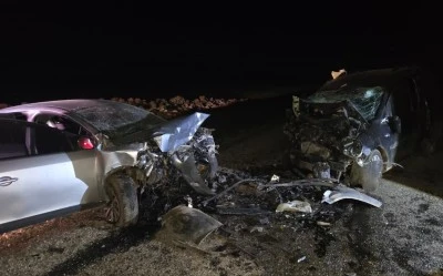 İki aracın &ccedil;arpıştığı kazada 5 kişi &ouml;ld&uuml;, 2 kişi yaralandı