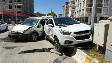 İki hafif ticari ara&ccedil; &ccedil;arpıştı 5 kişi yaralandı