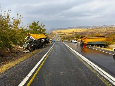 İki kamyonun &ccedil;arpışması sonucu 1 kişi &ouml;ld&uuml;, 1 kişi yaralandı