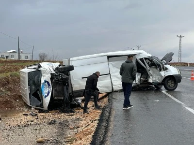 İki minib&uuml;s&uuml;n &ccedil;arpıştığı kazada 5 kişi yaralandı