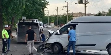 İki minib&uuml;s&uuml;n &ccedil;arpıştığı kazada 8 kişi yaralandı