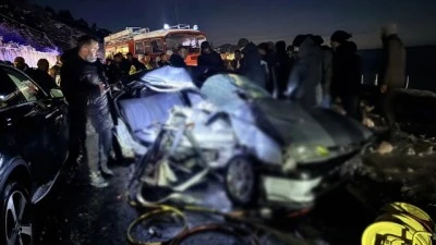 İki otomobil &ccedil;arpıştı, 2 kişi &ouml;ld&uuml;, 6 kişi yaralandı