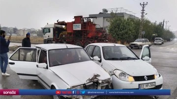 İki otomobil &ccedil;arpıştı, 3 kişi yaralandı