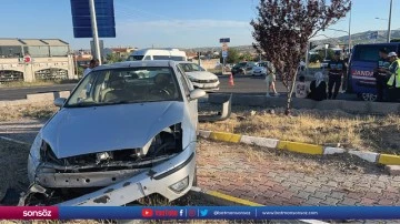 İki otomobilin &ccedil;arpışması sonucu 3 kişi yaralandı