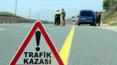 İki otomobilin &ccedil;arpışması sonucu 3 kişi yaralandı