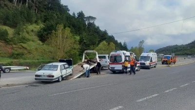 İki otomobilin &ccedil;arpışması sonucu 4 kişi yaralandı