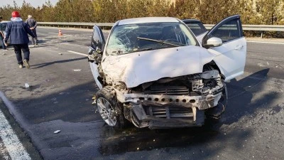  İki otomobilin &ccedil;arpıştığı kazada 1'i ağır 10 kişi yaralandı