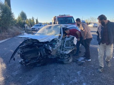 İki otomobilin &ccedil;arpıştığı kazada 1'i polis 2 kişi yaralandı