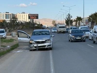İki otomobilin &ccedil;arpıştığı kazada 2 kişi yaralandı