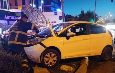 İki otomobilin &ccedil;arpıştığı kazada 3 kişi yaralandı