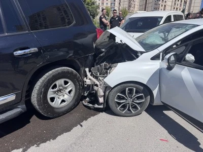 İki otomobilin &ccedil;arpıştığı kazada 3 kişi yaralandı