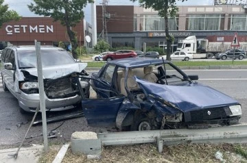 İki otomobilin &ccedil;arpıştığı kazada 3 kişi yaralandı