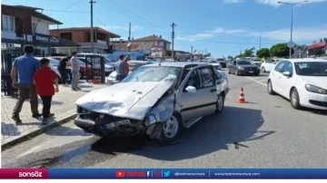 İki otomobilin &ccedil;arpıştığı kazada 4 kişi yaralandı