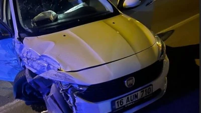 İki otomobilin &ccedil;arpıştığı kazada 4 kişi yaralandı