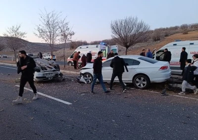 İki otomobilin &ccedil;arpıştığı kazada 7 kişi yaralandı