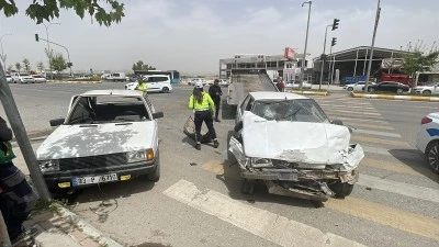 İki otomobilin &ccedil;arpıştığı kazada 8 kişi yaralandı